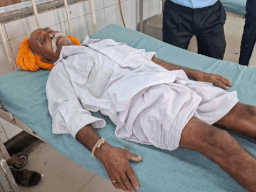 Pali News: खाद से ओवरलोड ट्रैक्टर हादसे का शिकार, तीन मजदूर गिर कर हुए घायल 2 पाली के निकट भालेलाव गांव में ट्रेक्टर से नीचे गिरकर घायल हुए वृ़द्ध। जिन्हें उपचार के लिए पाली के बांगड़ हॉस्पिटल लाया गया। - Dainik Bhaskar