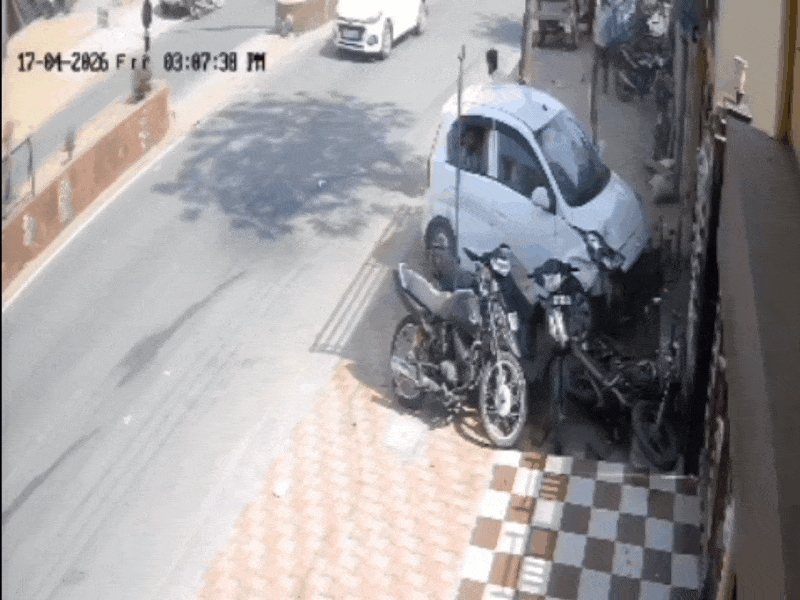 कार में लगभग 4 युवक थे, जिन्हें मामूली चोटें आई हैं।