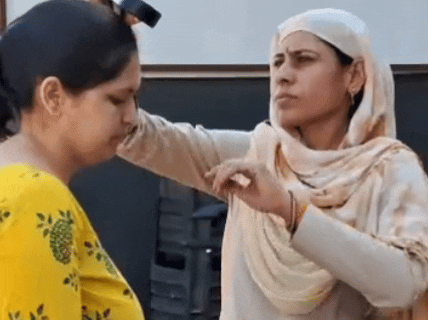 महिला अभ्यर्थी की मेटल डिटेक्टर से तलाशी लेते हुए।