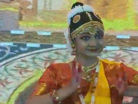 मंच पर प्रस्तुति देंती तृषा।