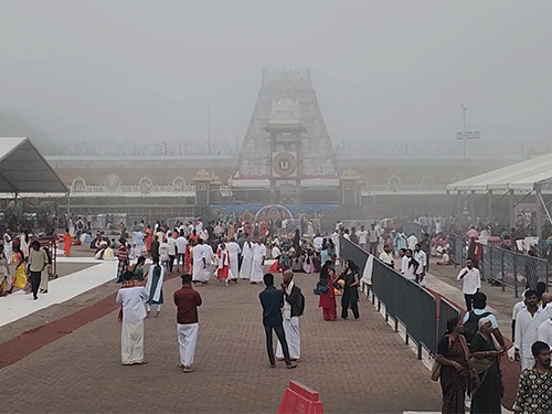 आंध्र प्रदेश के तिरुमाला में मौसम में अचानक बदलाव से पूरे इलाके में कोहरा छा गया है।