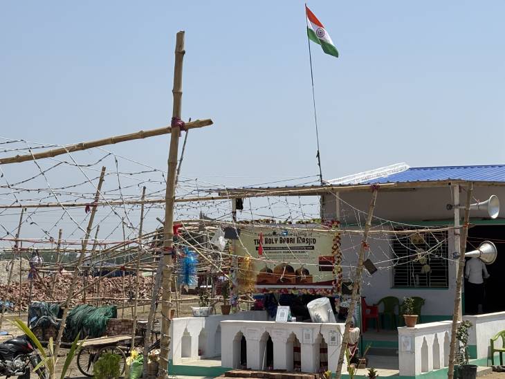 मुर्शिदाबाद के बेलडांगा में बाबरी मस्जिद के ऑफिस की तस्वीर।