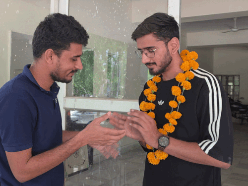 नवनीत शर्मा ने तीसरी रैंक हासिल की है। भीलवाड़ा के गुलाबपुरा के रहने वाले हैं। अभी वे अजमेर में तहसीलदार की ट्रेनिंग ले रहे हैं।