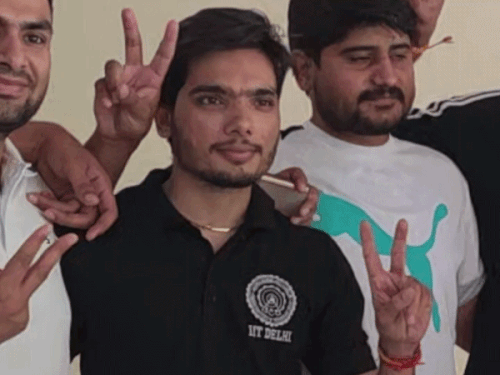 चूरू के रहने वाले अभिनव सैनी ने 89वीं रैंक हासिल की है। अभिनव वर्तमान में अजमेर में तहसीलदार की ट्रेनिंग ले रहे है।