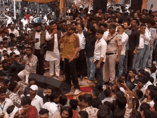 देहरादून में मंच से बदमाश को गाली देते मासूम शर्मा का फाइल फोटो।