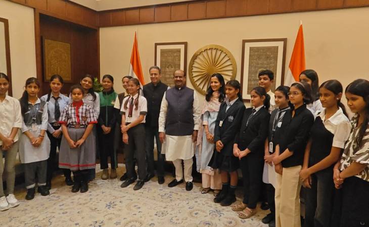 संसद भवन में जूनियर एडिटर- सीजन 8 के विनर्स के साथ लोकसभा स्पीकर ओम बिरला, भास्कर ग्रुप के डायरेक्टर पवन अग्रवाल और नीतिका अग्रवाल।