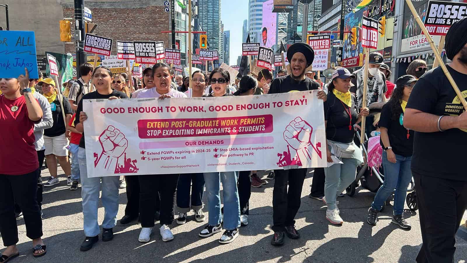 C-12 बिल पास होने के बाद कनाडा की सड़कों पर उतरकर विरोध करते पंजाबी।