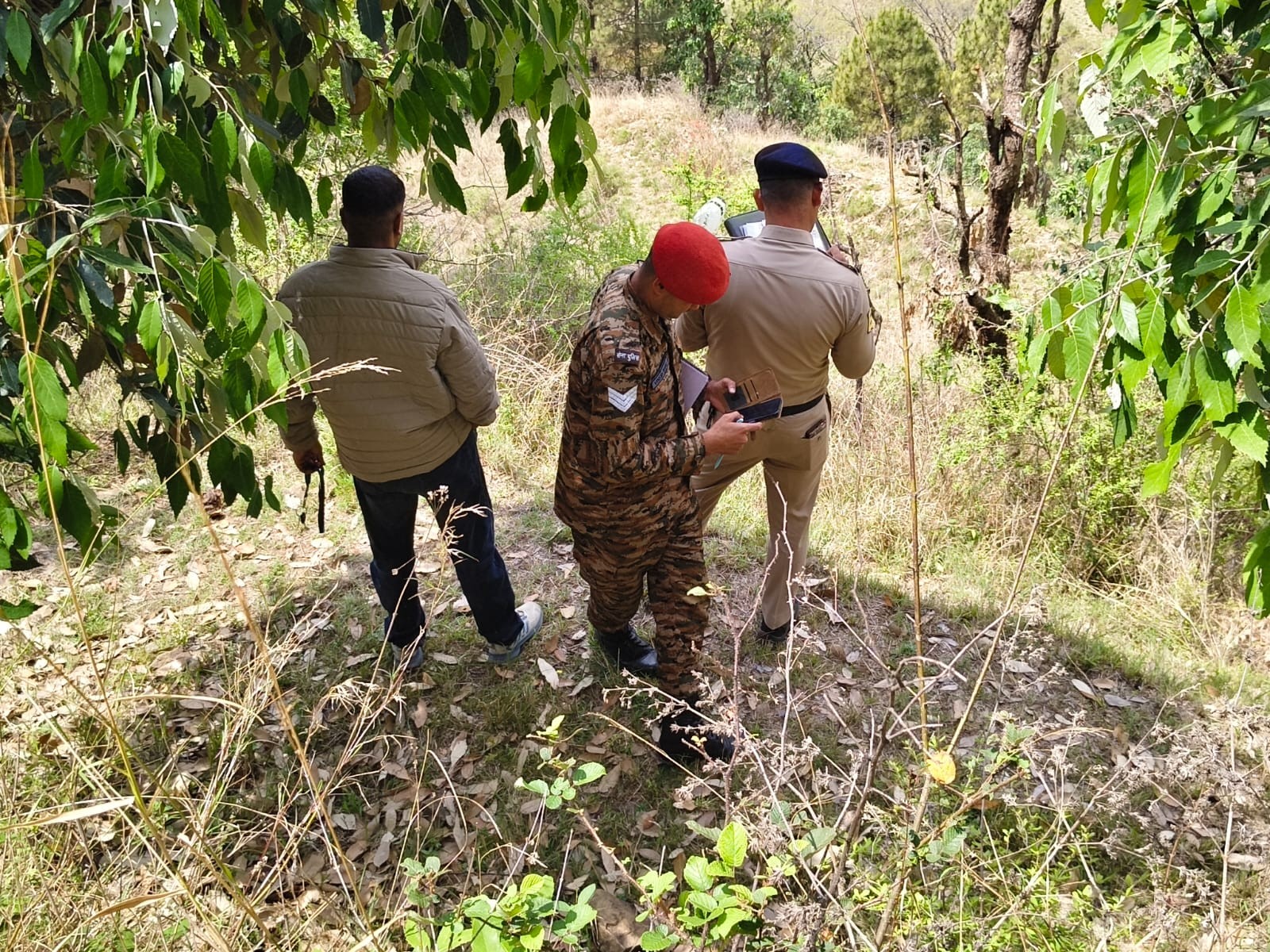 गुब्बारा मिलने के बाद खेतों में जांच करते पुलिस व सेना के जवान।