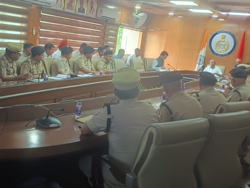 पंचकूला में मीटिंग लेते हुए एनसीबी प्रमुख संजय कुमार।