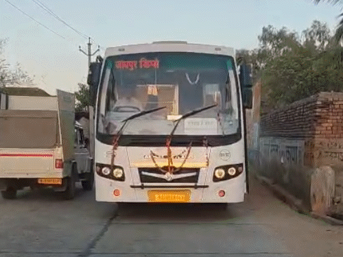 पाली जिले के रानी उपखंड के जवाली गांव में शुक्रवार को पहली बार रोडवेज एसी बस पहुंची तो ड्राइवर-कंडक्टर को फूलमालाओं से ग्रामीणों ने लाद दिया। महिलाओं ने आरती उतारी। - Dainik Bhaskar