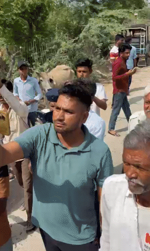 बस गांव में पहुंचते ही ढोल-नगाड़े बजने लगे और माहौल खुशियों से भर गया।