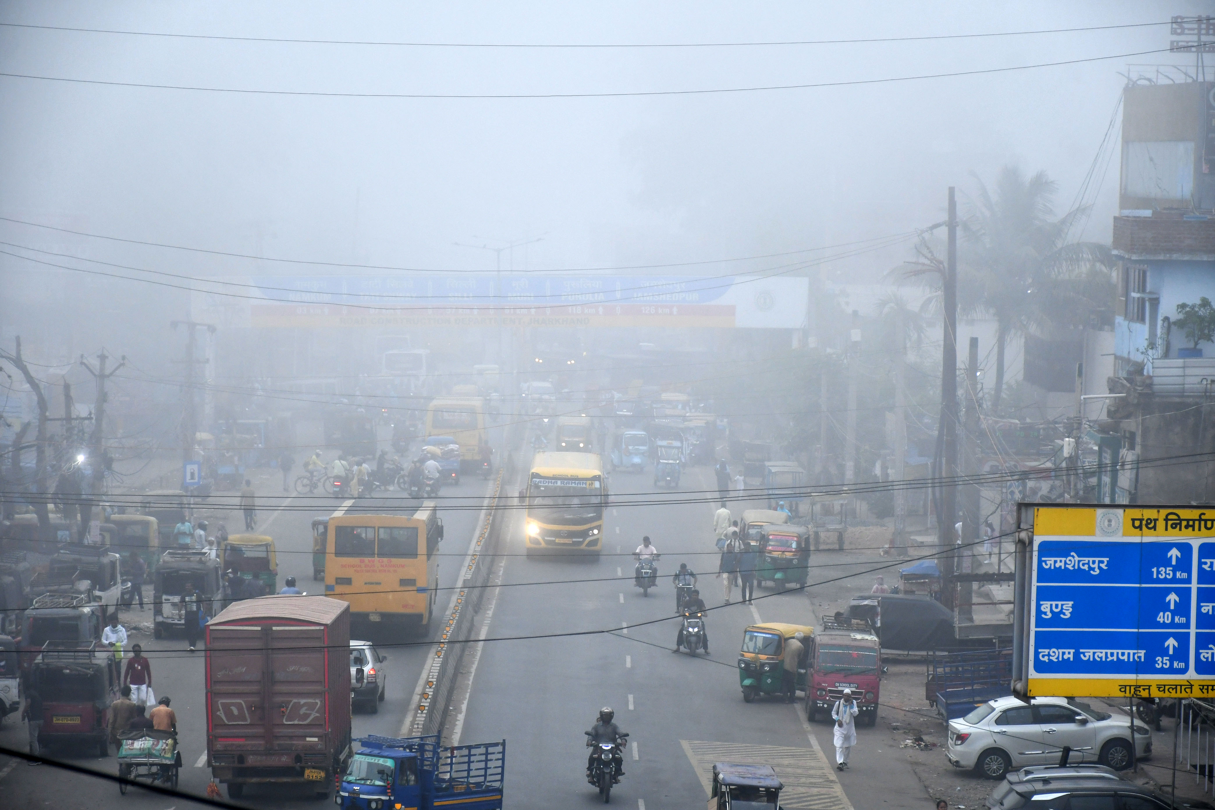झारखंड की राजधानी रांची में शुक्रवार को कोहरा छाया रहा।
