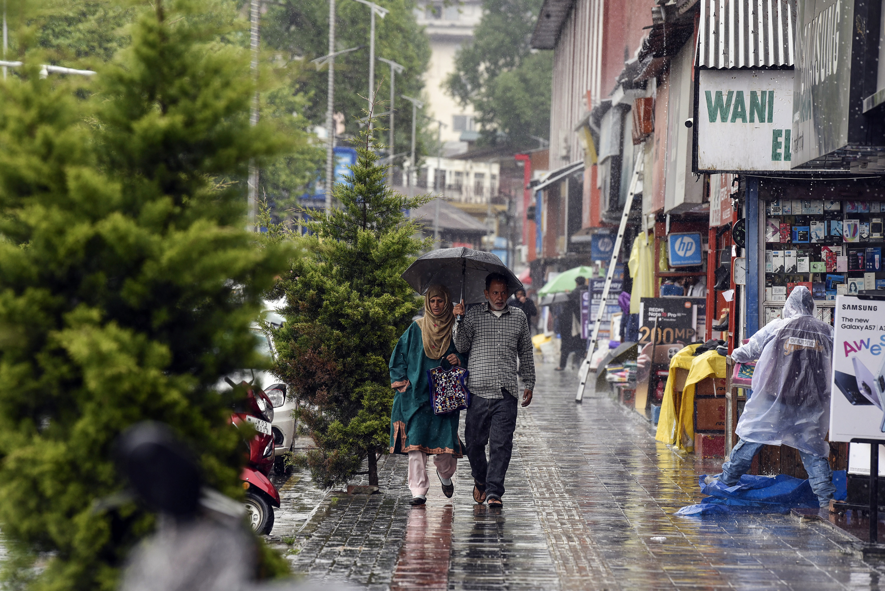 जम्मू-कश्मीर के श्रीनगर में भी शुक्रवार को बारिश हुई। इससे तापमान में गिरावट दर्ज की गई।
