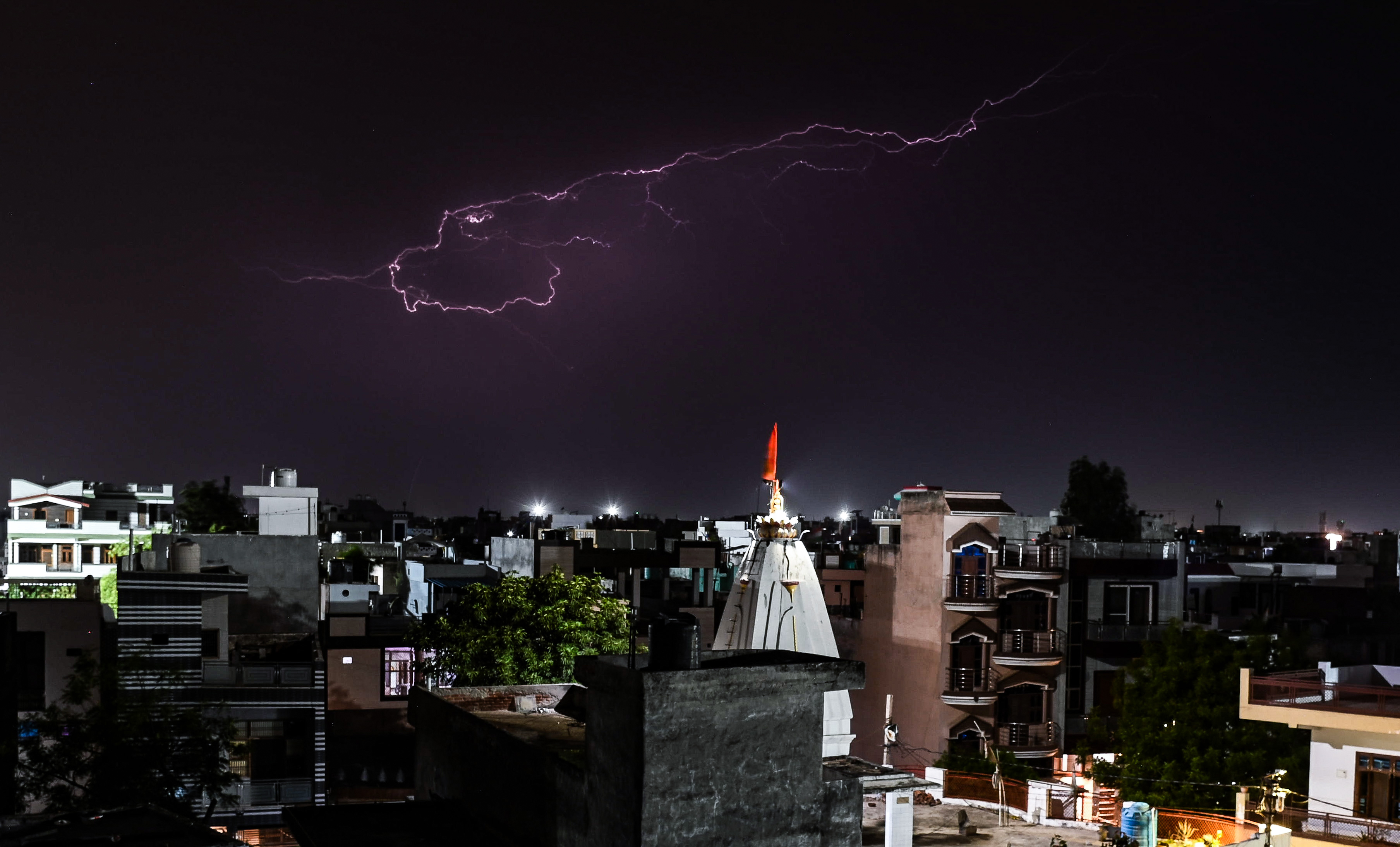 दिल्ली के कई हिस्सों में शुक्रवार देर रात तक बारिश हुई। इस दौरान बिजली भी चमकी।