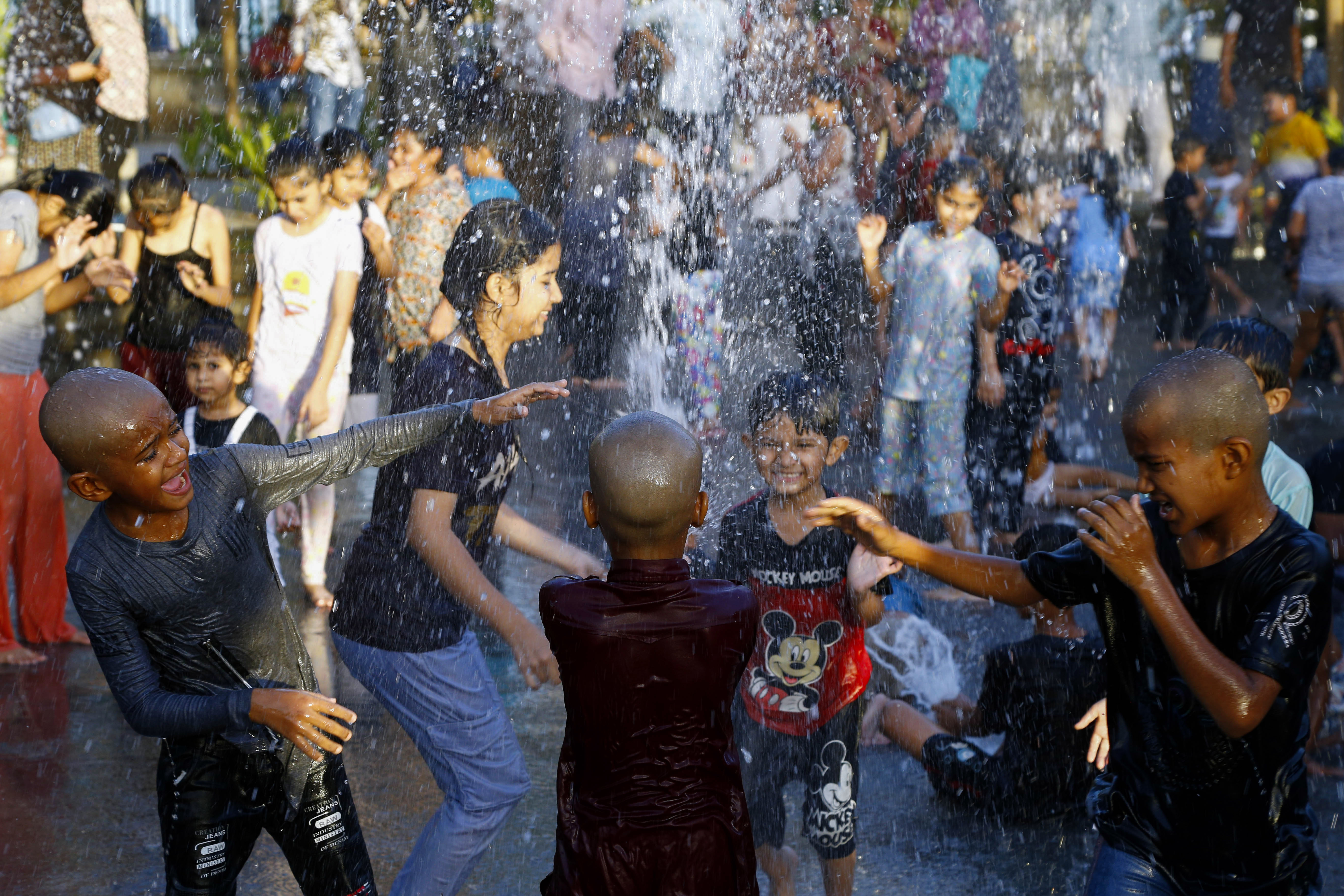 गुजरात के अहमदाबाद के एक पार्क में बच्चे ठंडक पाने के लिए पानी के फव्वारे में खेलते दिखे।