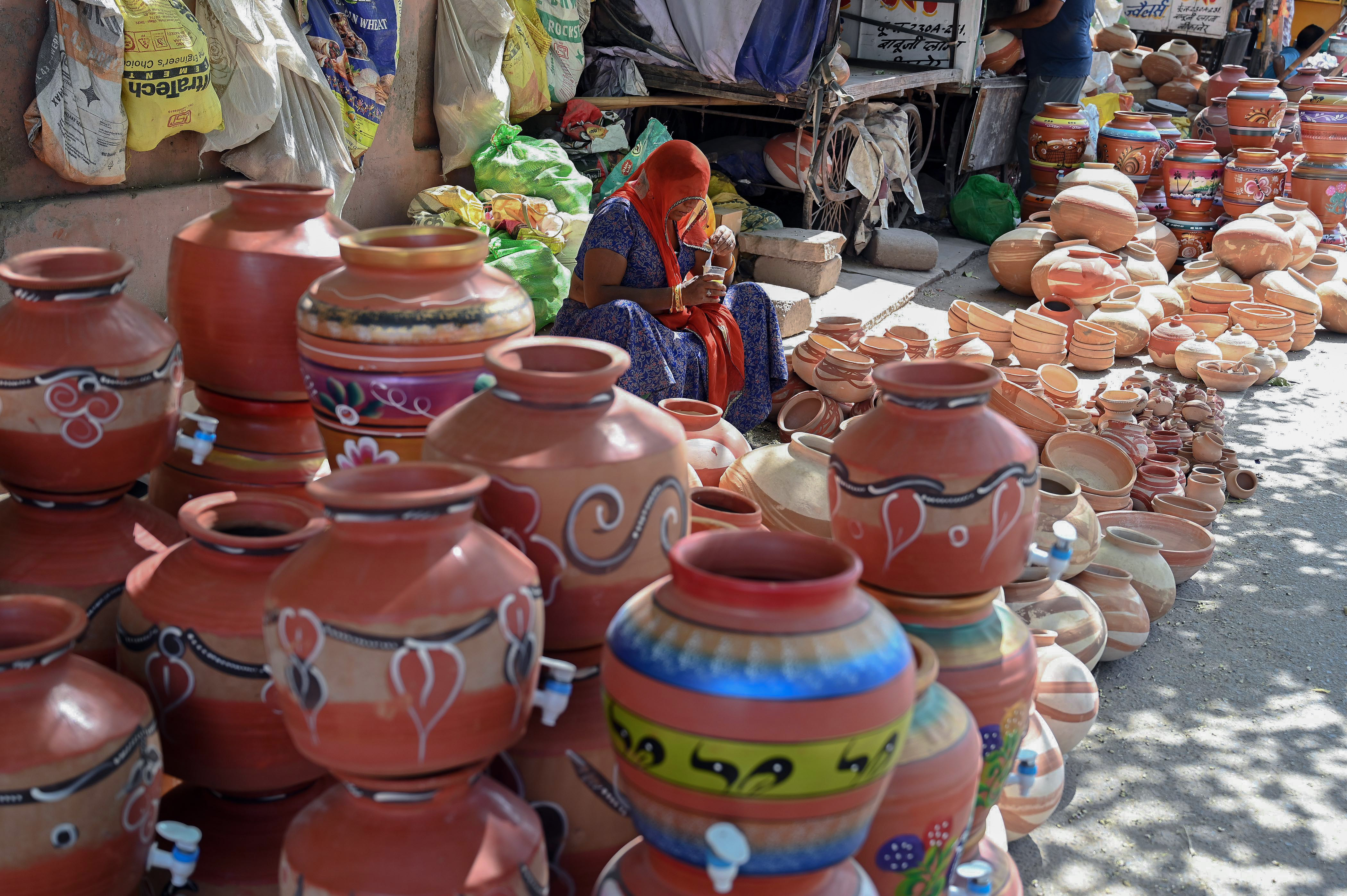 राजस्थान के बीकानेर में बढ़ती गर्मी के बीच मिट्टी के मटकों की डिमांड बढ़ गई है।