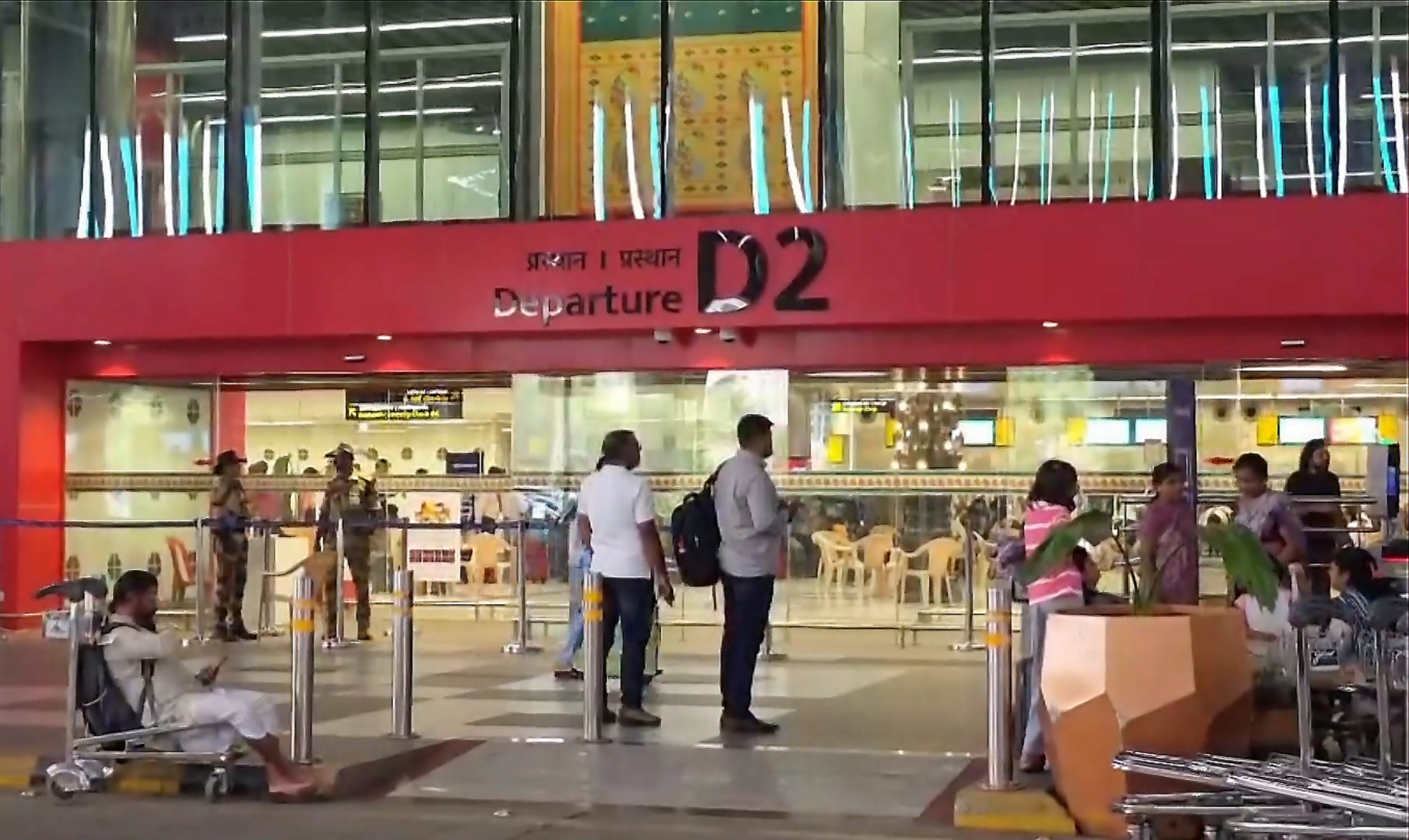 पुणे एयरपोर्ट पर शुक्रवार रात फ्लाइट कैंसिल होने से सैंकड़ों यात्री फंसे गए।