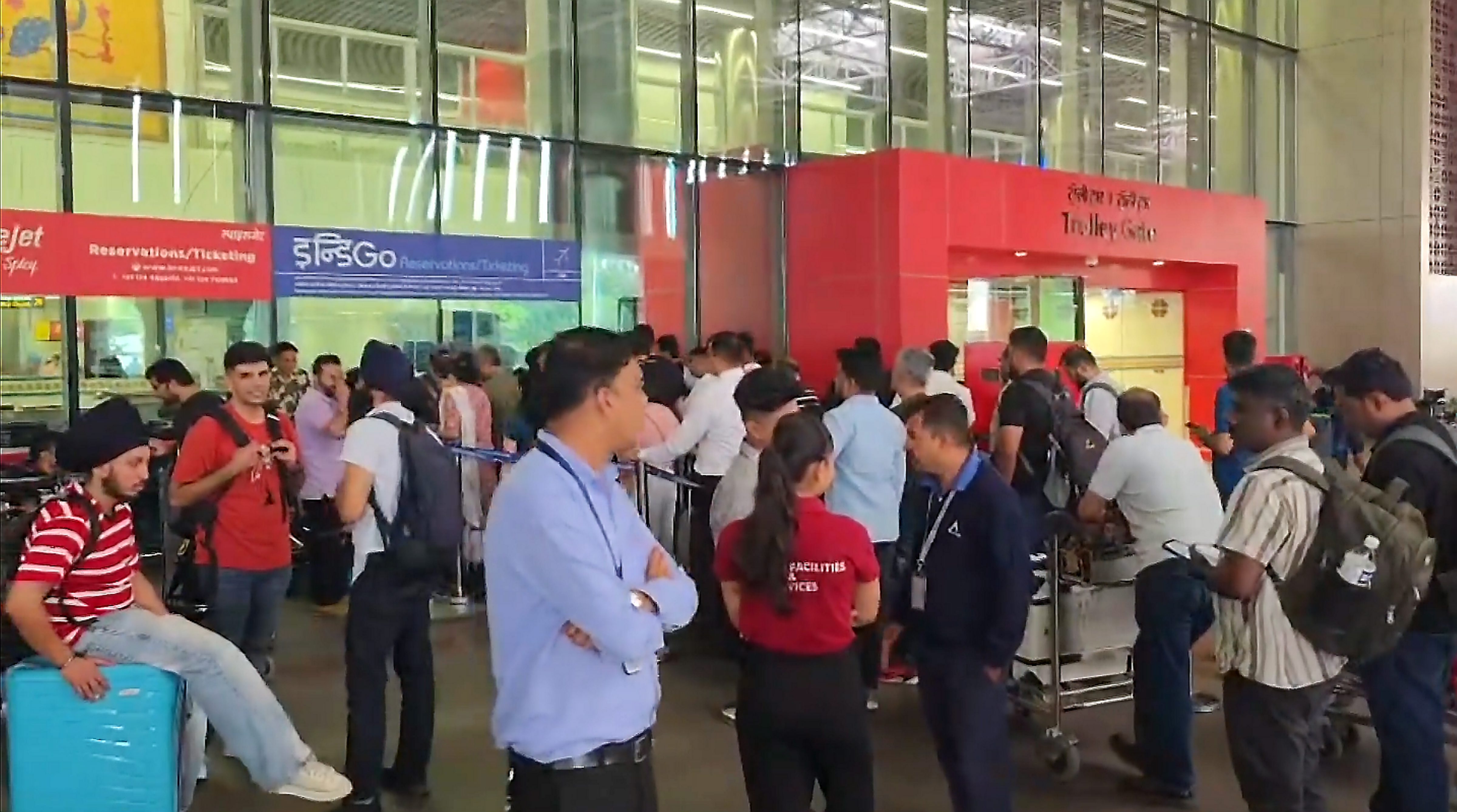 शनिवार को फ्लाइट ऑपरेशन शुरू तो कर दिया गया है, लेकिन ऑपरेशन पूरी तरह सामान्य नहीं हुआ।