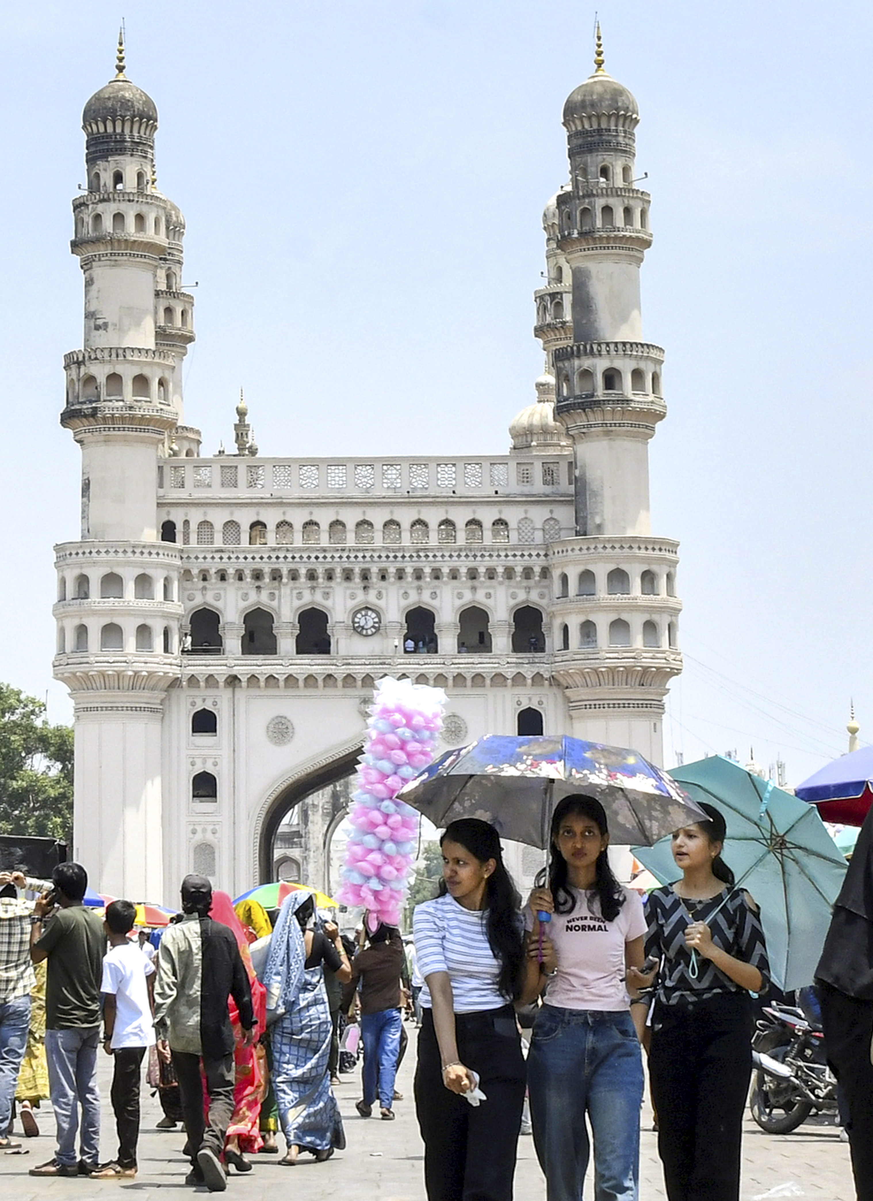 तेलंगाना में हैदराबाद के चारमीनार में भीषण गर्मी के बावजूद पर्यटक छाता लेकर घूमने पहुंचे।