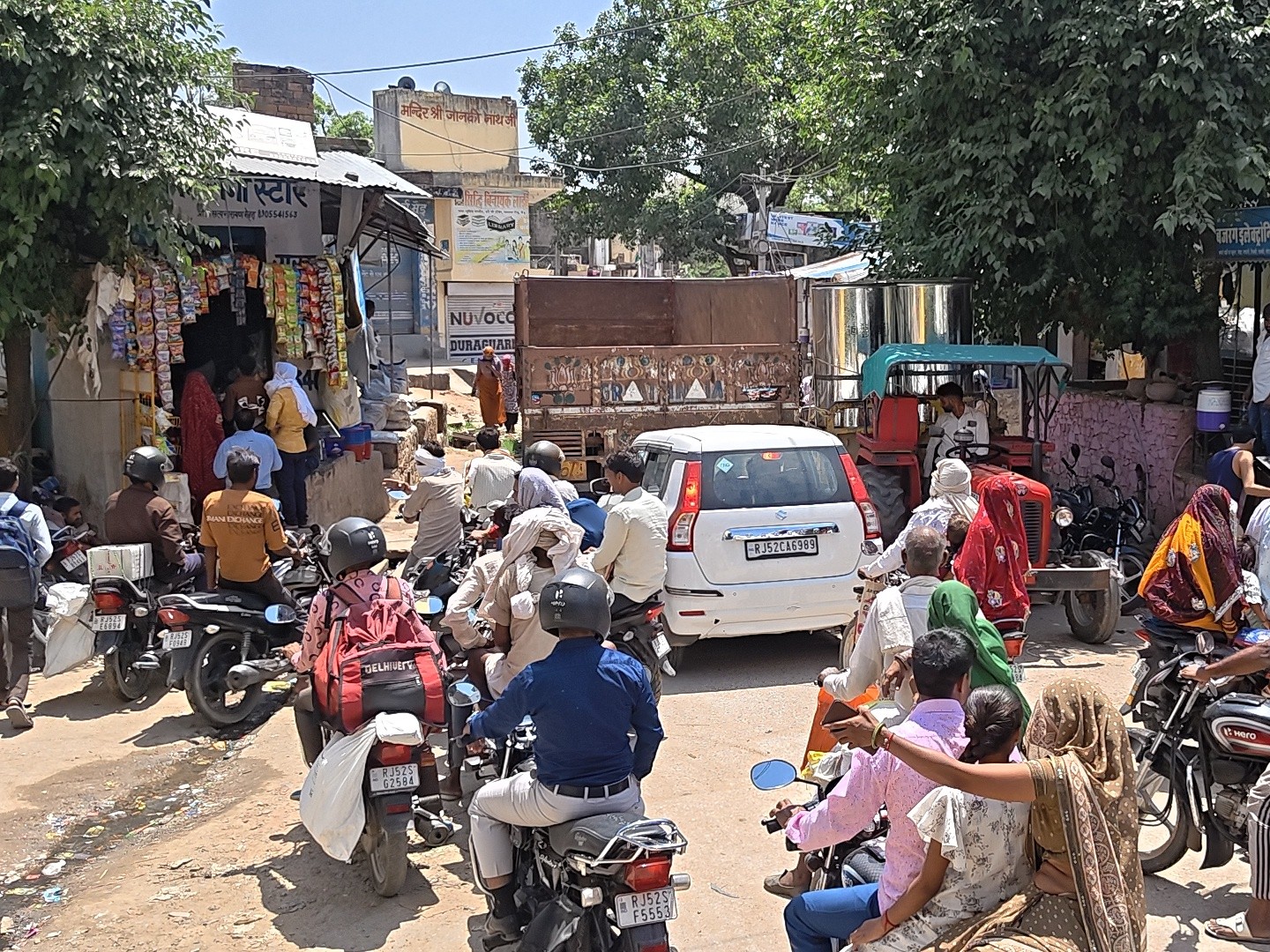 Talva Mad Bus Stand Jam | Talva Bihajar Road Traffic Chaos; Police Efforts Fail