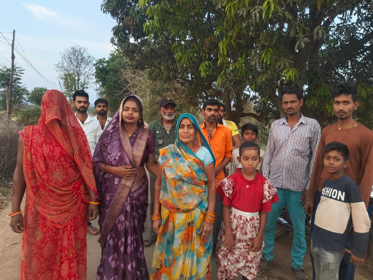 ग्रामीणों की बीच पहुंची लीला साहू। - Dainik Bhaskar