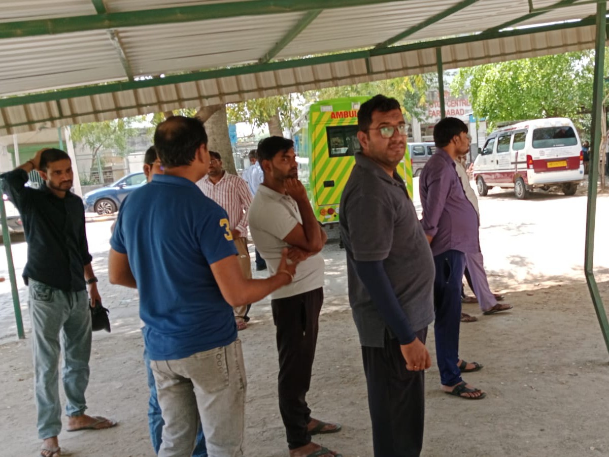 फरीदाबाद में मोर्चरी हाउस के बाहर खडे़ सुसाइड करने वाले 12वीं कक्षा के छात्र।