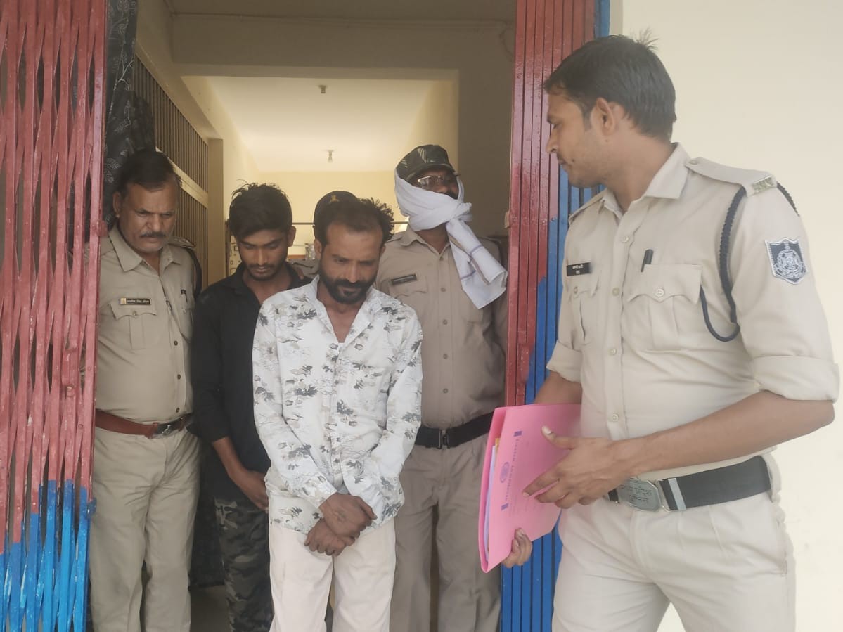 8वीं की छात्रा से रेप के दो आरोपियों को पुलिस ने गिरफ्तार कर लिया है। - Dainik Bhaskar