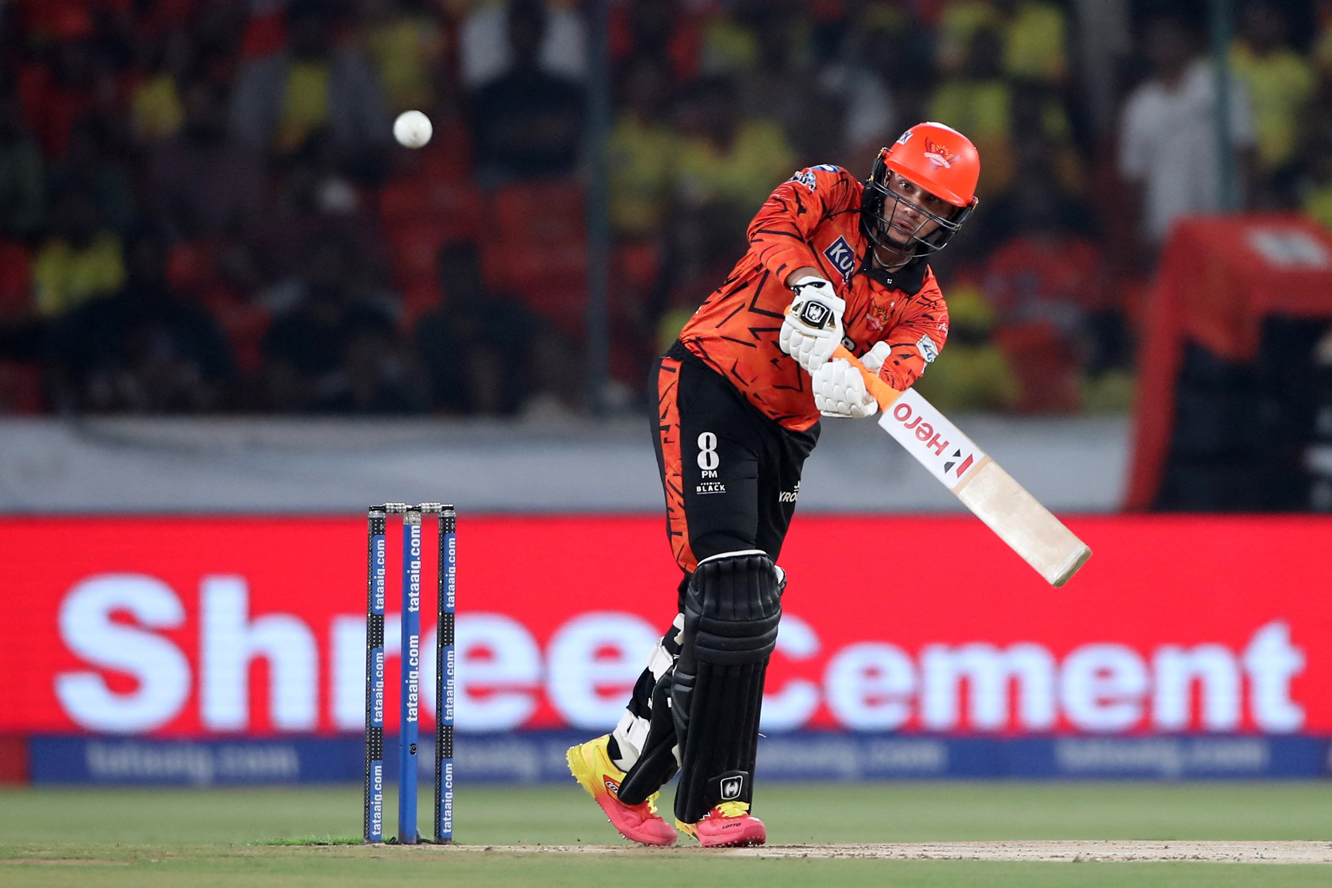 अभिषेक शर्मा ने छक्का लगाकर फिफ्टी पूरी की।