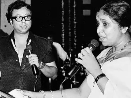 पंचम दा के साथ आशा भोसले (फाइल फोटो)। - Dainik Bhaskar