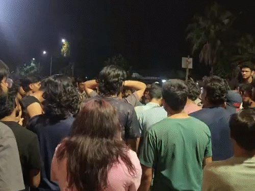 दीक्षा की मौत के बाद छात्रों ने रात पर कॉलेज में हंगामा किया था।