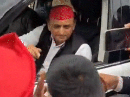 20 फरवरी को अखिलेश यादव ने शेषमन की दुकान पर चाय पी थी।