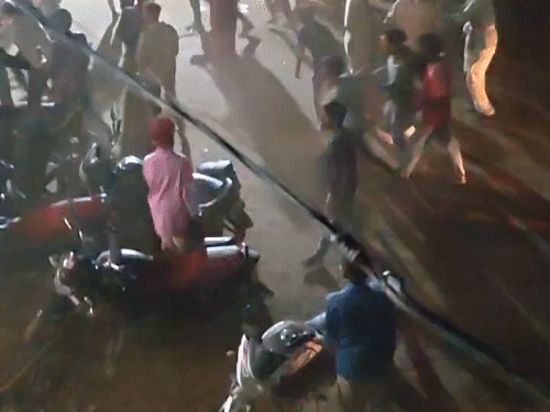 दोनों पक्षों में जमकर मारपीट हुई, जिससे वहां अफरा-तफरी मच गई।