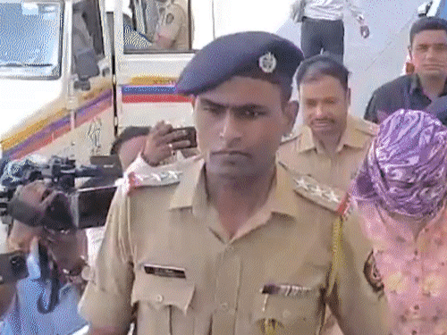 पुलिस ने 7 आरोपियों को गिरफ्तार किया है, लेकिन निदा खान अब भी फरार है। - Dainik Bhaskar