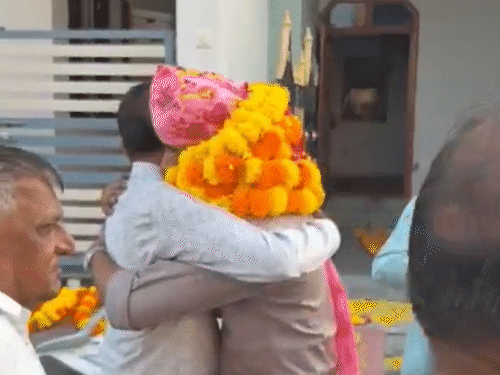 तस्वीर, नवनीत और उनके पिता की है। बेटे को सामने देख पिता भावुक हो गए और गले लगकर बधाई दी।
