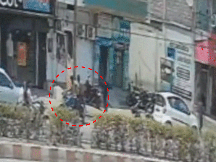 बैंक के सामने दुकान पर लगे सीसीटीवी में तीनों बदमाश बाइक पर भागते नजर आए।