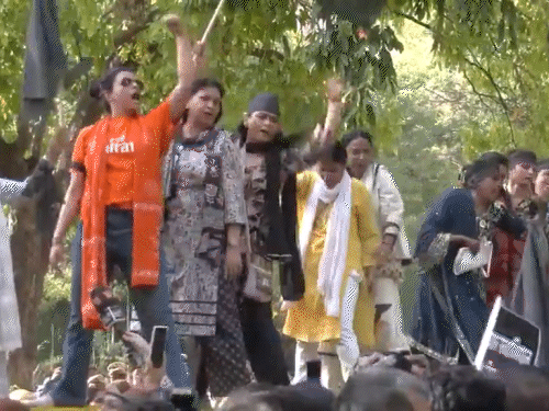 महिला कार्यकर्ताओं ने बैरेकेडिंग पर चढ़कर विपक्ष के खिलाफ नारेबाजी की।