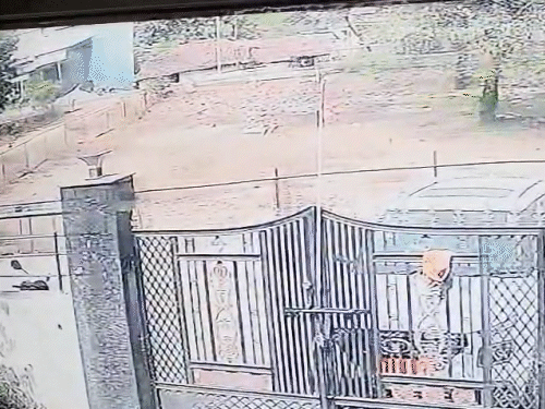 बीच सड़क पर अचानक बाइक खड़ी की।