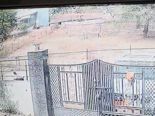 बाइक से उतरकर युवक ने खुद को आग लगी ली।