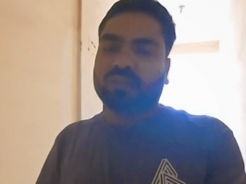 पीड़ित युवक का नाम तरुण है, उसका आरोप है कि पिछले एक साल से वह दफ्तर के चक्कर काट रहा है।