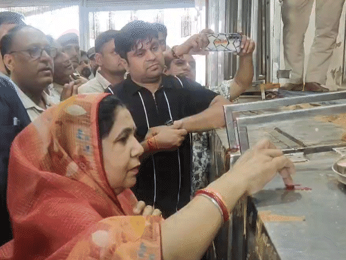 खाटूश्याम में दर्शन करने पहुंची राज्यमंत्री डॉ मंजू बाघमार। विपक्ष की सद्बुद्धि की प्रार्थना की