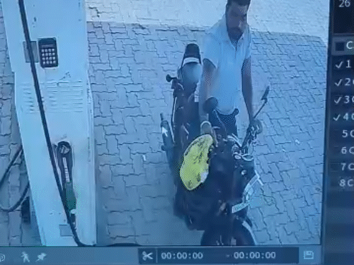 युवक ने पेट्रोल पंप से डिब्बे में पेट्रोल खरीदा।