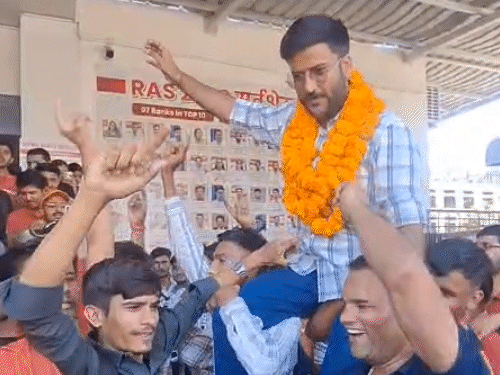 आरएएस एग्जाम में 33वीं रैंक वाले लोकेंद्र सिंह ने जयपुर में दोस्तों के साथ डांस कर जश्न मनाया।