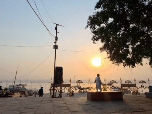 वाराणसी में सुबह से तेज धूप और उमस बनी रही। गर्मी की वजह से दिनभर घाटों पर सन्नाटा पसरा रहा।