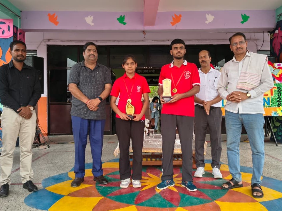 परीक्षा में बेहतर परिणाम लाने पर छात्रों को किया गया सम्मानित।