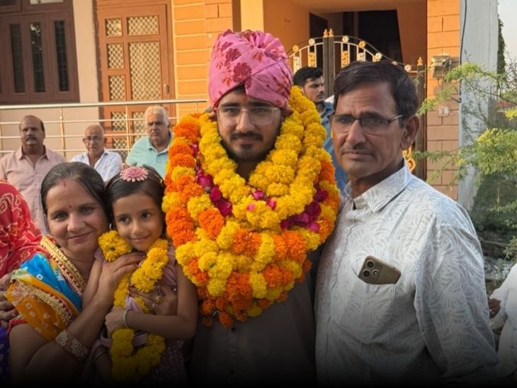 रिजल्ट आने के बाद नवनीत अपने घर पहुंचे थे। यहां परिजनों ने उनका माला पहना कर स्वागत किया।