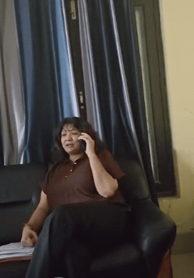 इंस्पेक्टर से फोन पर बात करते हुए तहसीलदार राखी शर्मा रोने लगीं।