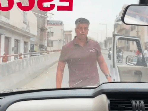 हिसार में दुष्यंत चौटाला के काफिले की इस्कोर्ट गाड़ी के आगे उतरकर चेतावनी देते हुए सीआईए इंचार्ज पवन कुमार।