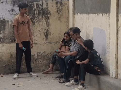 बेटी की मौत से दुखी अपने पिता के कंधे पर हाथ थपथपा कर उसे दिलासा देता दीक्षा का छोटा भाई दिव्याम।