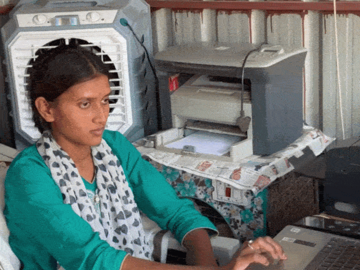 छोटी दुकान चलाने वाली युवती।