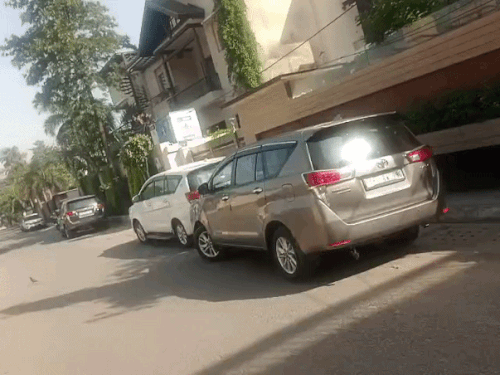 गुरदेव नगर में मंत्री के घर के बाहर खड़े ईडी अधिकारियों के वाहन।